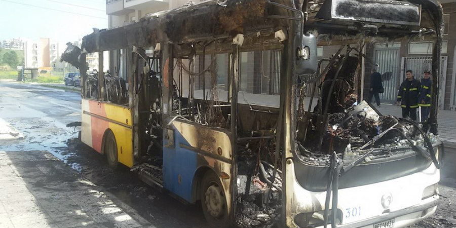 ΠΑΦΟΣ: Καταστράφηκε ολοσχερώς λεωφορείο από πυρκαγιά - Κακόβουλη ενέργεια «βλέπουν» οι Αρχές 